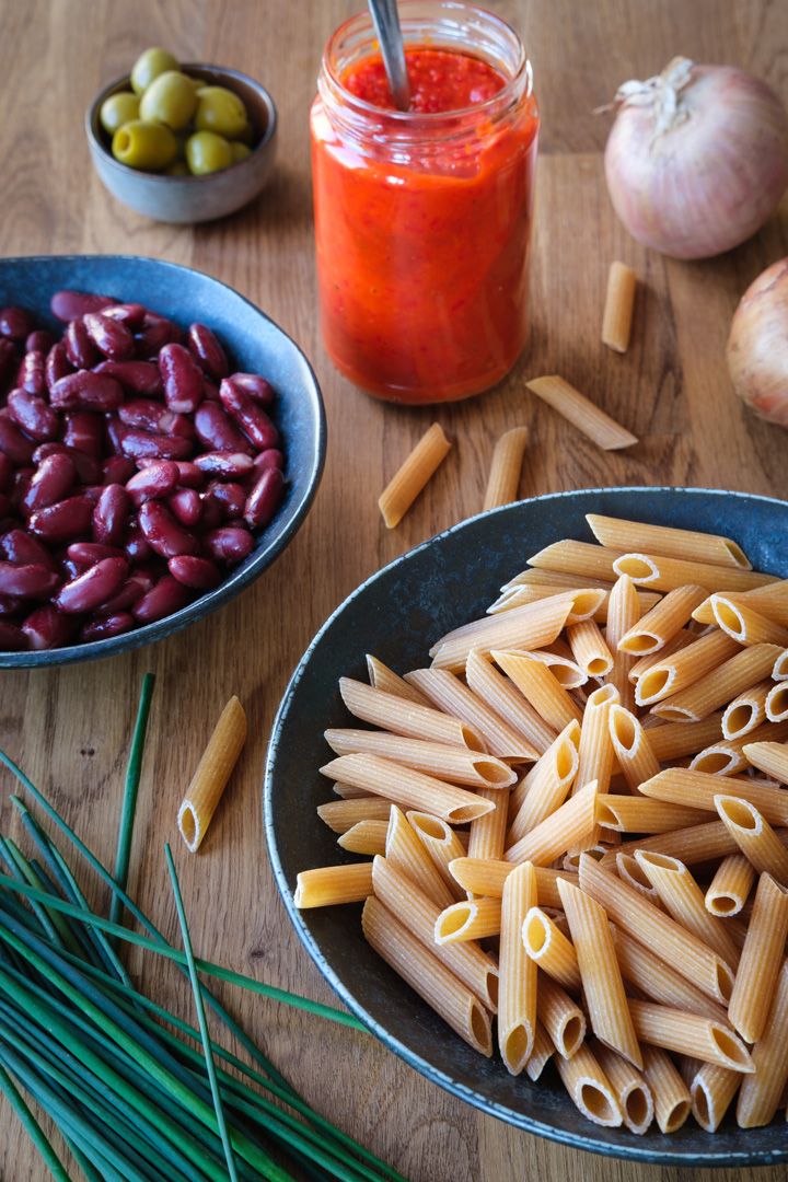 Schnelle GGB-Pasta mit Kidneybohnen, Ajvar und Spinat » beVegt