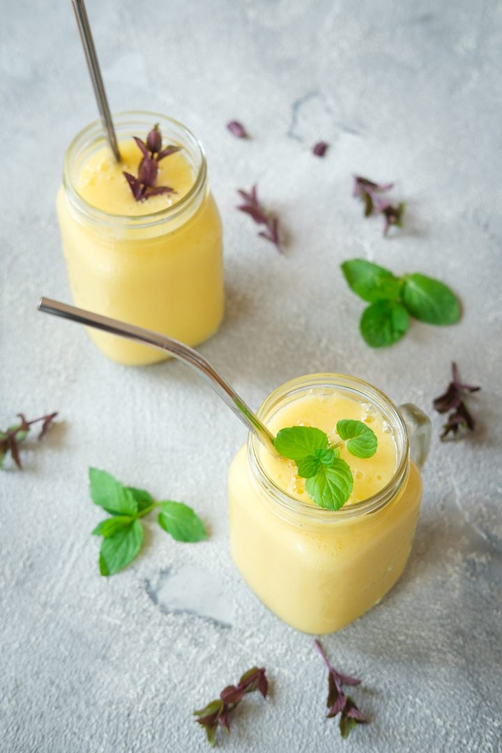 Zwei Gläser mit fruchtig-scharfem Mango Zinger