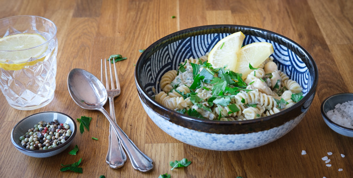 Proteinreiche Pasta mit Baba Ghanoush und weißen Bohnen