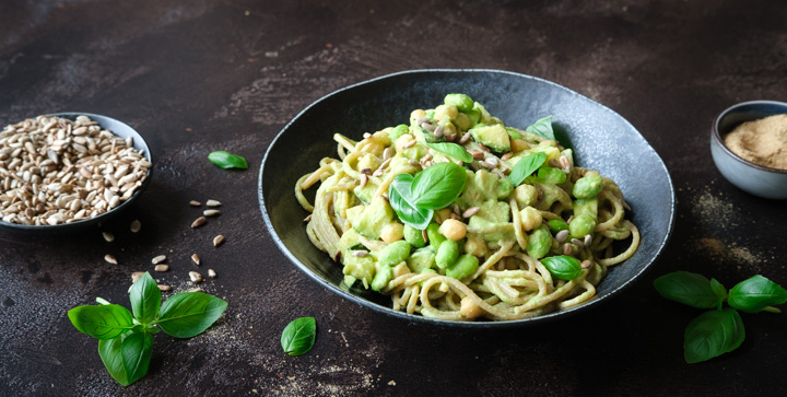 Proteinreiche Pasta mit cremiger Zucchinisoße (vegan)