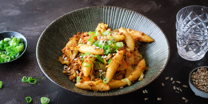 Spitzkohl-Hack-Pfanne mit Schupfnudeln (vegan)