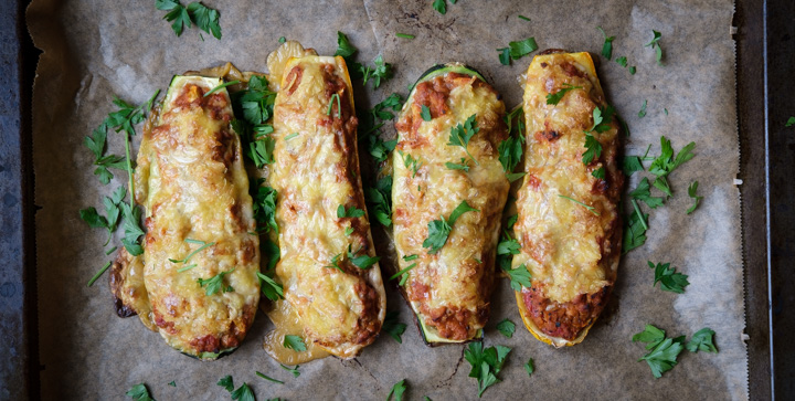 Gefüllte vegane Zucchinischiffchen mit Sojabolognese