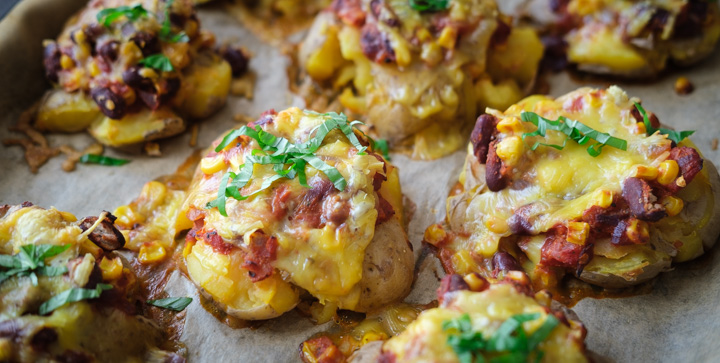 Überbackene Quetschkartoffeln mit Chili sin carne Topping