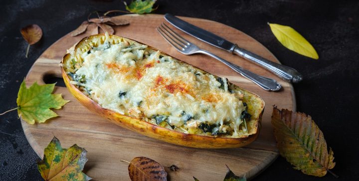 Gefüllter Spaghettikürbis mit Spinat-Käsecreme und weißen Bohnen