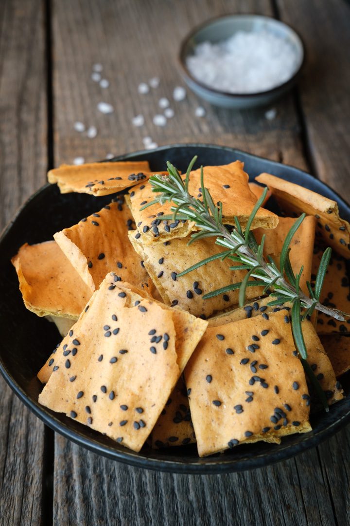 Selbstgemachte, proteinreiche Linsencracker mit schwarzem Sesam